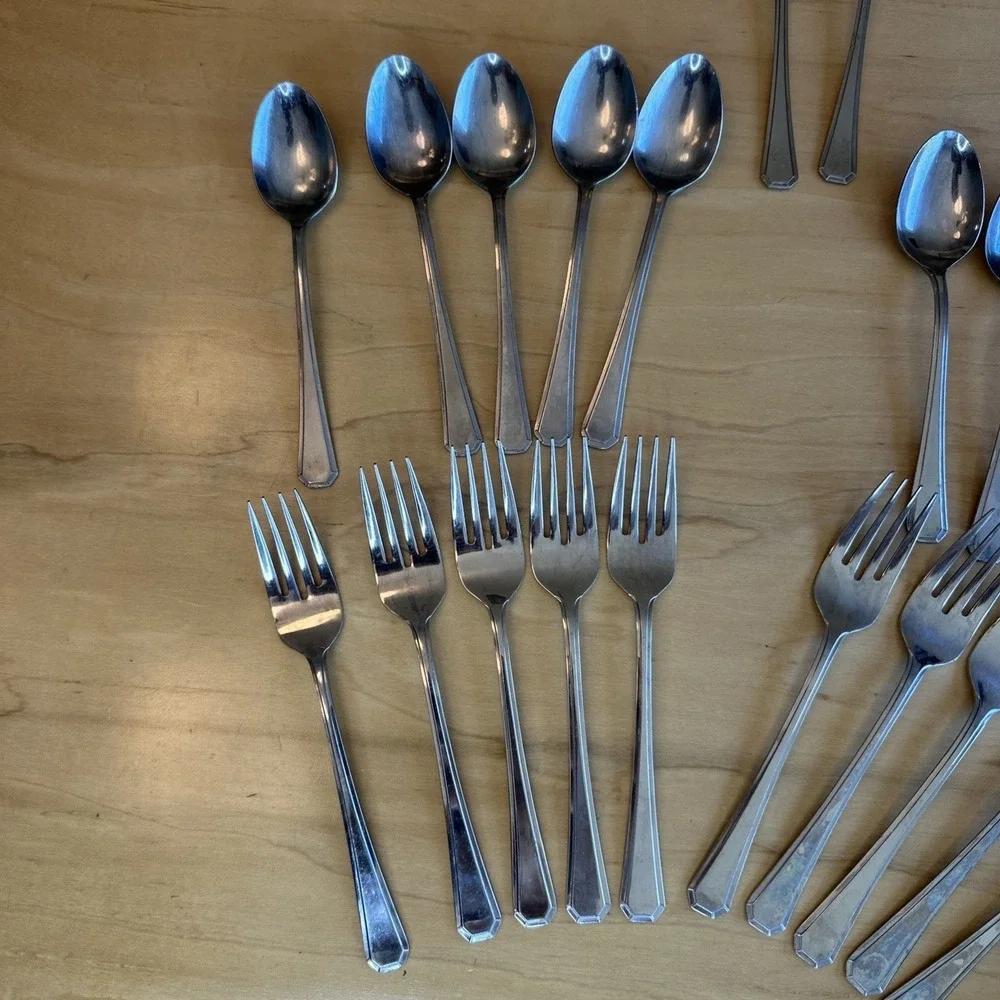 23 Pieces Supreme By Towle 'Chestnut Hill' Stainless Flatware Made In Japan